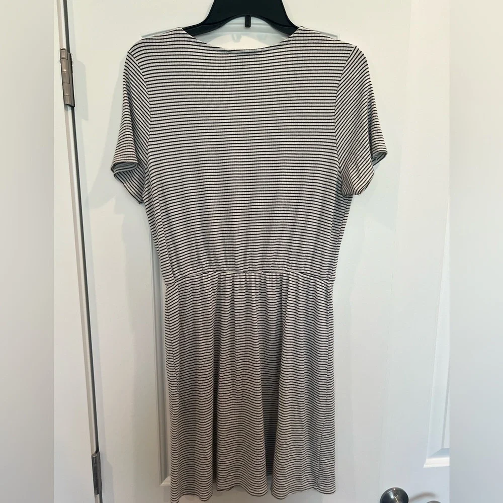 Chic Striped Black and White Midi Wrap Dress BKE RED Size Large Knit